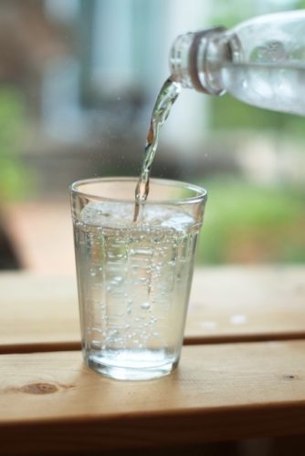 コップに注がれる水